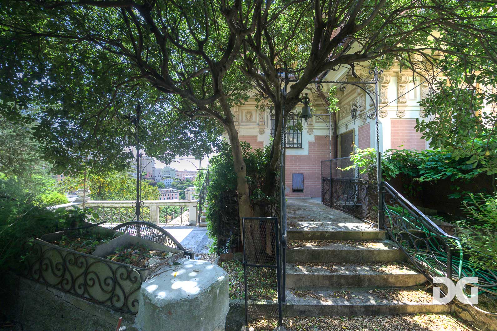 Immobiliare Del Guasta CASTELLETTO - PIAGGIO – SPETTACOLARE APPARTAMENTO IN VILLA CON TERRAZZI E GIARDINO 