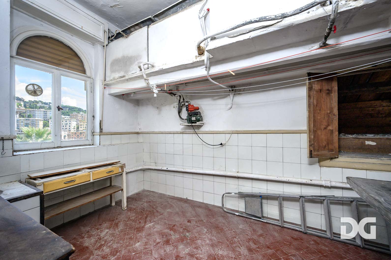 Immobiliare Del Guasta CASTELLETTO - PIAGGIO – SPETTACOLARE APPARTAMENTO IN VILLA CON TERRAZZI E GIARDINO 