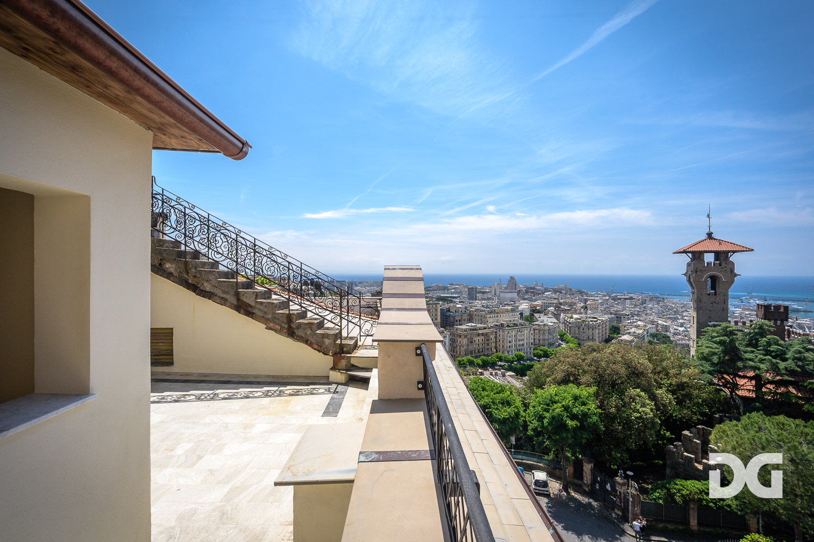 Immobiliare Del Guasta CASTELLETTO - PIAGGIO – SPETTACOLARE APPARTAMENTO IN VILLA CON TERRAZZI E GIARDINO 