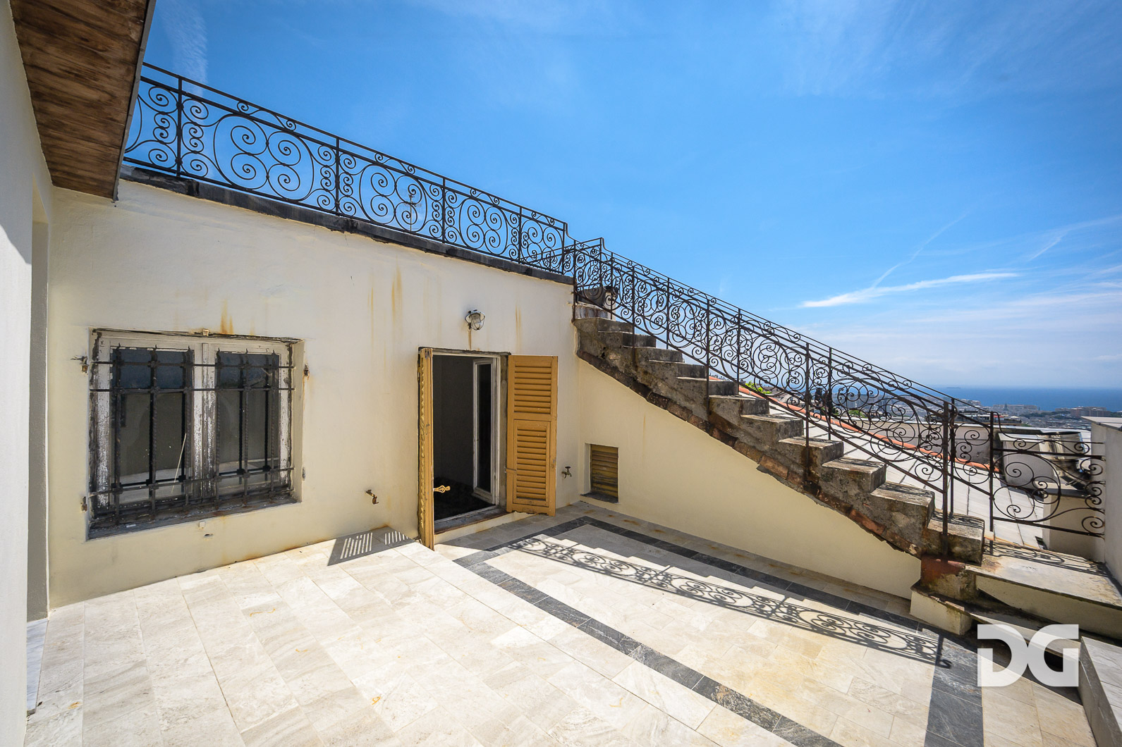Immobiliare Del Guasta CASTELLETTO - PIAGGIO – SPETTACOLARE APPARTAMENTO IN VILLA CON TERRAZZI E GIARDINO 