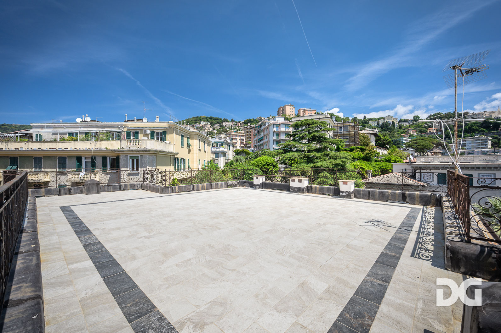 Immobiliare Del Guasta CASTELLETTO - PIAGGIO – SPETTACOLARE APPARTAMENTO IN VILLA CON TERRAZZI E GIARDINO 