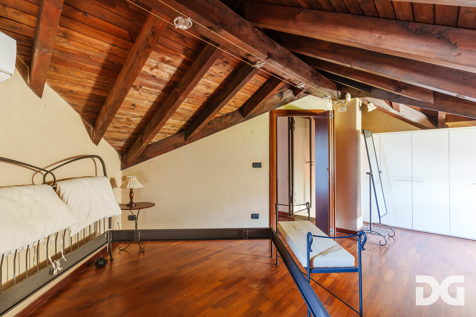 Immobiliare Del Guasta ISOLA DEL CANTONE – VIA DRITTA VILLA INDIPENDENTE MQ.360 CON AMPIO GIARDINO 