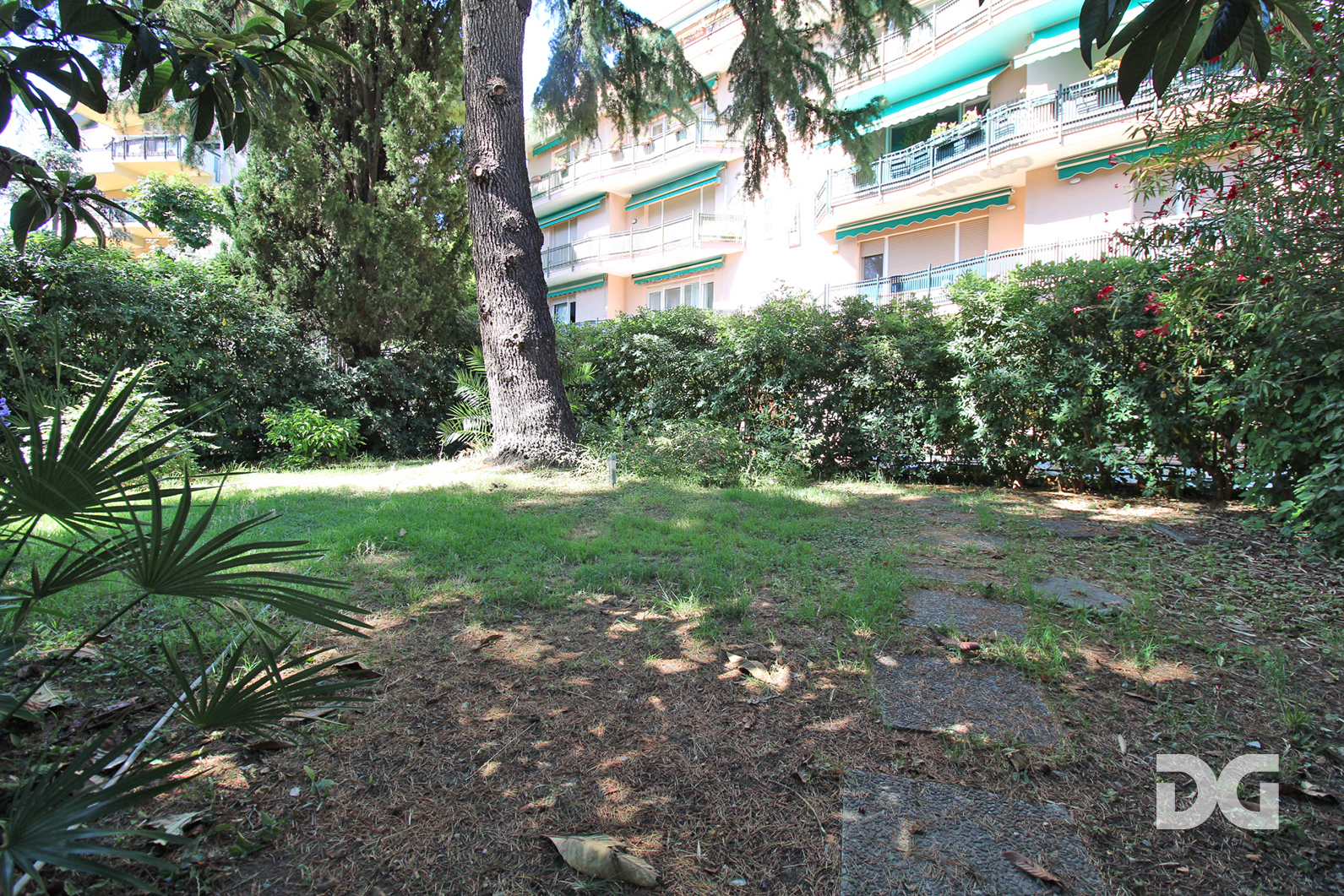 Immobiliare Del Guasta ALBARO - VIALE AREZZO – MQ. 117 CON GRANDE GIARDINO 